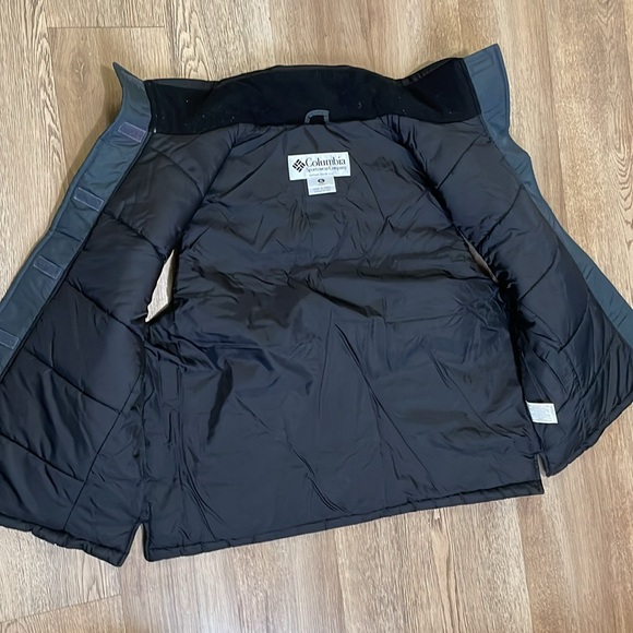 COLUMBIA UNISEX PRE OWNED VEST - Picture 4 of 10